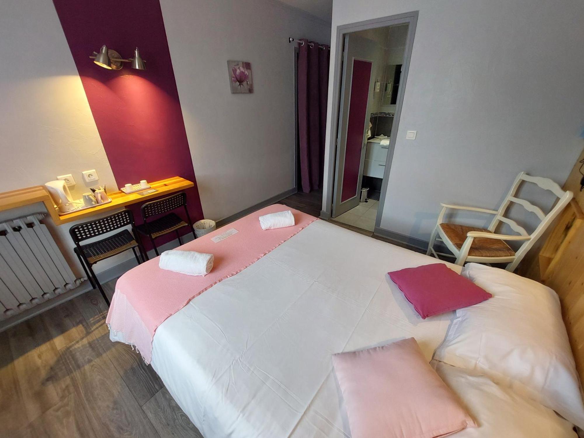 Logis Hotels - Auberge De L'Ile - Hotel 3 Etoiles Et Restaurant Creysse  Екстер'єр фото