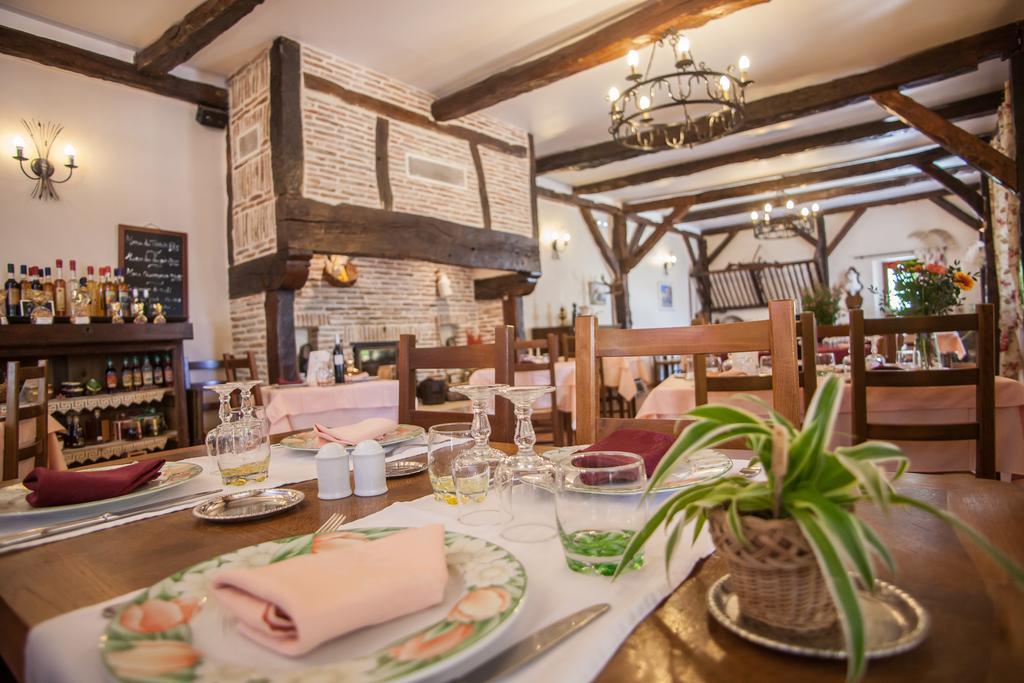 Logis Hotels - Auberge De L'Ile - Hotel 3 Etoiles Et Restaurant Creysse  Екстер'єр фото