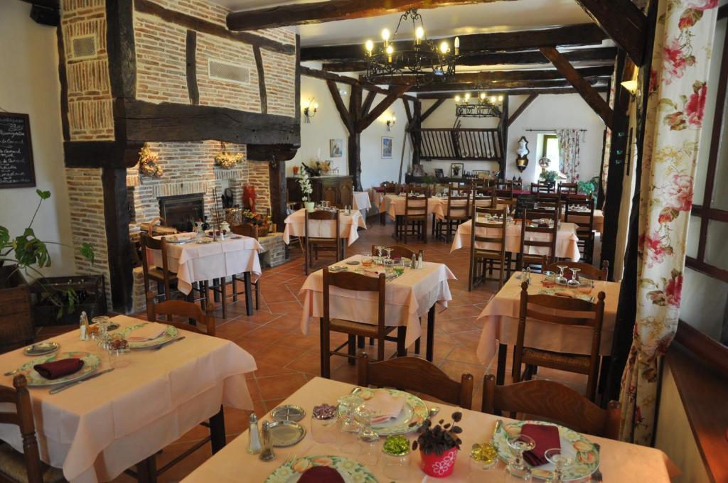 Logis Hotels - Auberge De L'Ile - Hotel 3 Etoiles Et Restaurant Creysse  Екстер'єр фото