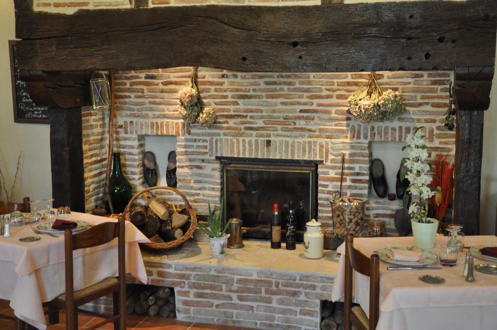 Logis Hotels - Auberge De L'Ile - Hotel 3 Etoiles Et Restaurant Creysse  Екстер'єр фото