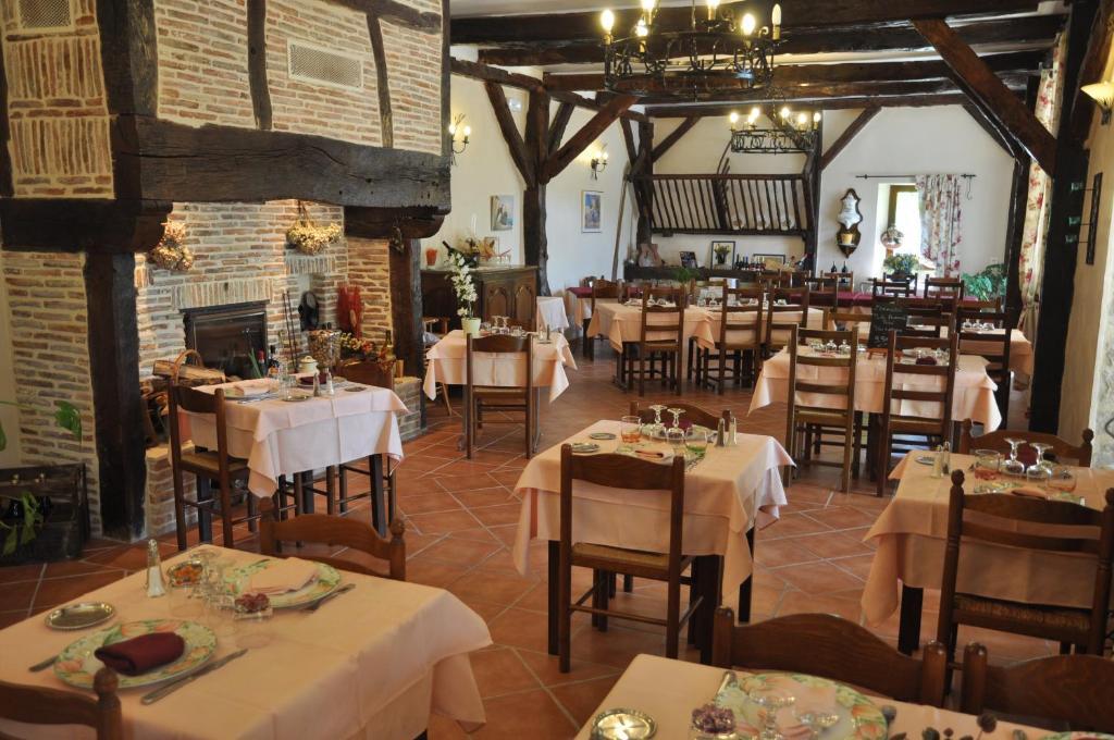 Logis Hotels - Auberge De L'Ile - Hotel 3 Etoiles Et Restaurant Creysse  Екстер'єр фото